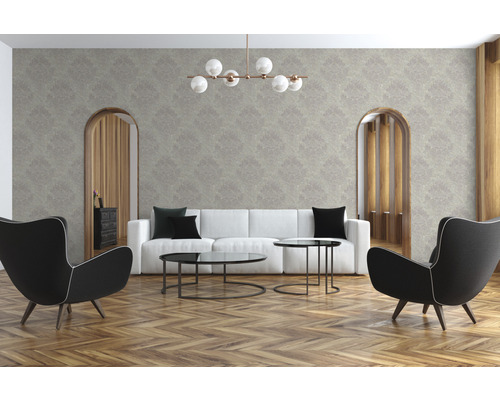 Woonkamer met behang, bank, fauteuils en salontafels