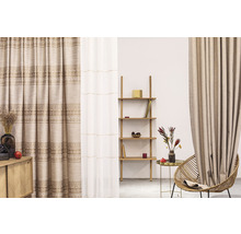 Woonkamer met decoratie en gordijnen