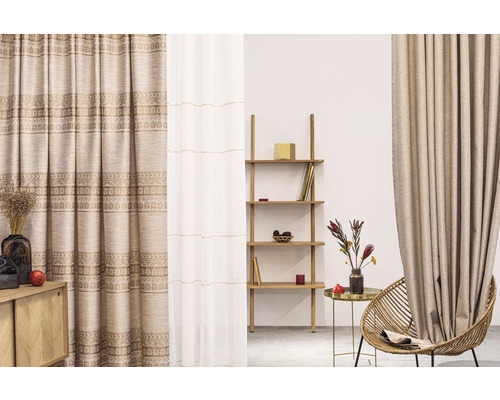Woonkamer met decoratie en gordijnen
