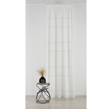 Decoratieve sjaals met streepmotief voor een wand, daarnaast een bijzettafel met decoratie