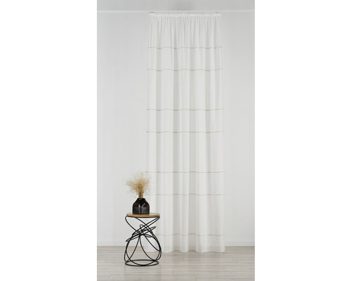 Decoratieve sjaals met streepmotief voor een wand, daarnaast een bijzettafel met decoratie