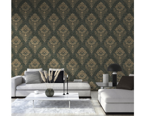 Woonkamer met patroonbehang, bank en tafel