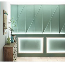 Decoratieve wandbekleding met wandpanelen en verlichting in de hal.