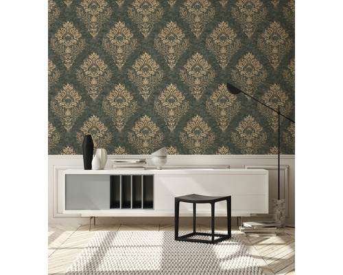 Woonkamer met patroonbehang, dressoir en stoel.