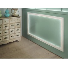 Decoratieve wanddecoratie met ledverlichting en commode in vintage stijl