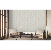 Woonkamer met behang met patroon, fauteuils en tafel