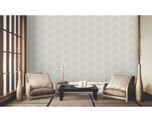 Woonkamer met behang met patroon, fauteuils en tafel