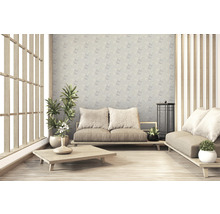 Lichte woonkamer in Japanse stijl met twee banken, houten tafel, kamerplanten en behang met patroon