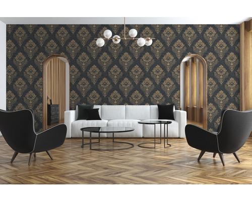 Woonkamer met patroonbehang, bank en fauteuils