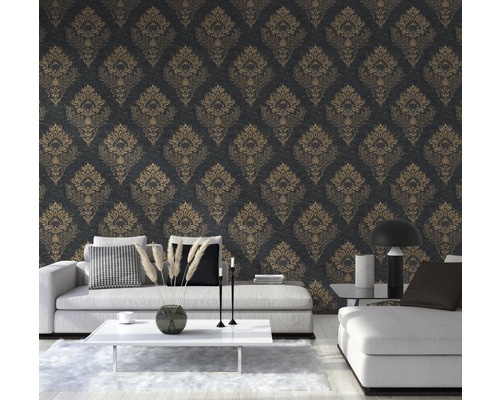 Woonkamer met goudkleurig sierbehang