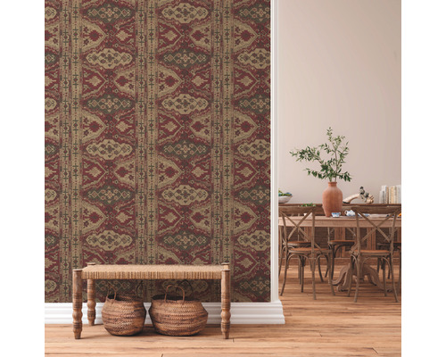 Decoratieve kamer met patroonbehang, houten vloer en houten banken met manden