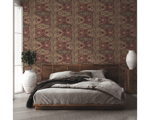 Slaapkamer met behang met motief, bed, houten hoofdeinde, plant en decoratie