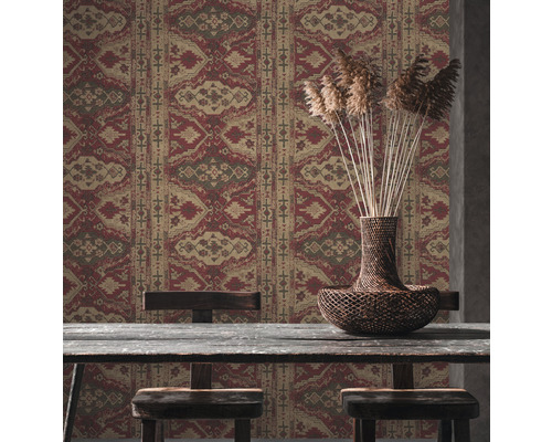 Woonkamer met etnisch behang, houten tafel en decoratieve vaas met gedroogde bloemen