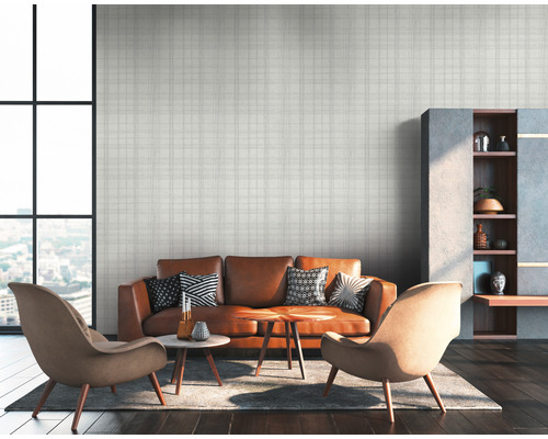 Woonkamer met geruit behang, bank en fauteuils