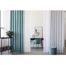 Lichte inrichting met gordijnen, bureau en decoratie