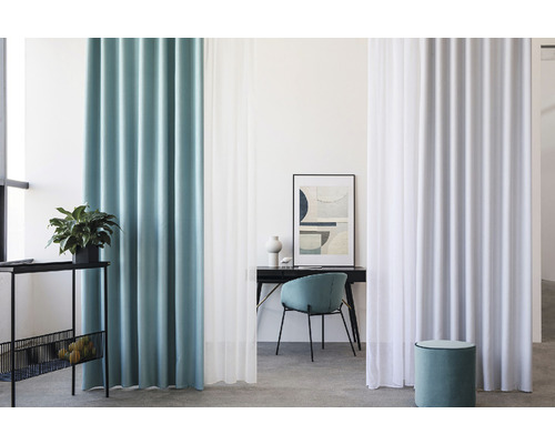 Lichte inrichting met gordijnen, bureau en decoratie