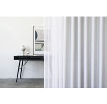 Scène met wit gordijn, bureau, afbeelding en decoratie