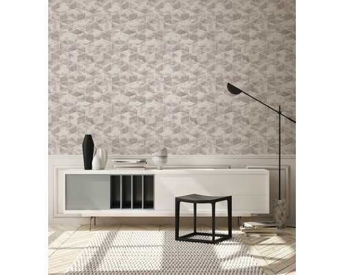 Woonkamer met patroonbehang, dressoir, lamp en stoel