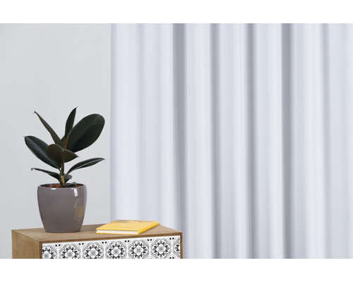 Interieurscène met kamerplant, boek en decoratief gordijn