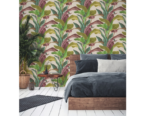 Slaapkamer met behang met plantenmotief, bed en houten meubels