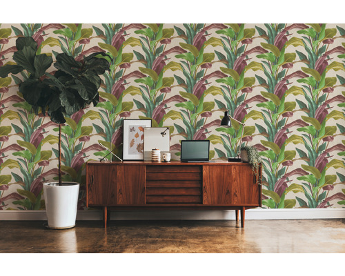 Woonkamer met patroonbehang, dressoir, plant en decoratie