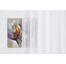 Decoratief abstract schilderij naast een wit, transparant gordijn