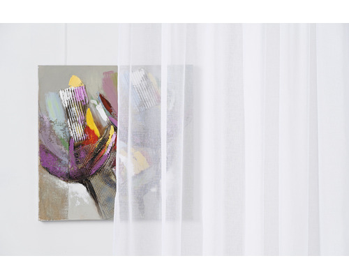 Decoratief abstract schilderij naast een wit, transparant gordijn