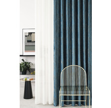 Decoratieve woonsfeer met gordijnen en stoel.