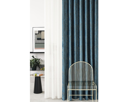 Decoratieve woonsfeer met gordijnen en stoel.