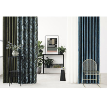 Kameropstelling met gordijnen in diverse kleuren en patronen, gecombineerd met decoraties en meubels