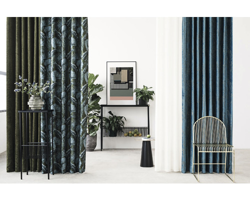 Kameropstelling met gordijnen in diverse kleuren en patronen, gecombineerd met decoraties en meubels