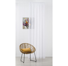 Decoratief interieur met gordijn, afbeelding en fauteuil