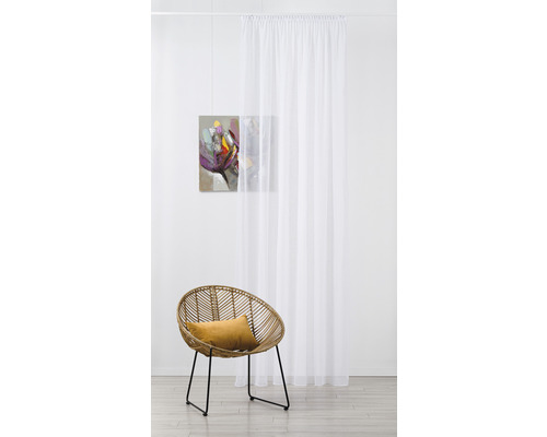 Decoratief interieur met gordijn, afbeelding en fauteuil