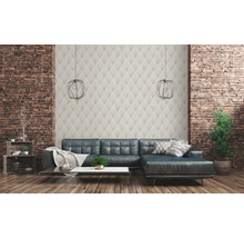 Woonkamer met behang met motief, leren bank en decoratieve elementen voor een bakstenen muur
