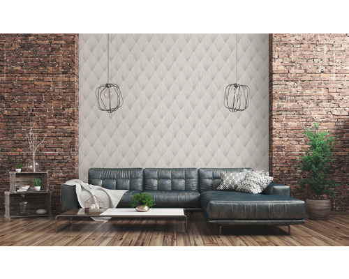 Woonkamer met behang met motief, leren bank en decoratieve elementen voor een bakstenen muur