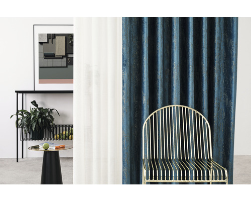 Interieurscène met gordijnen, plank, plant, tafel, foto en stoel