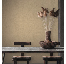 Scene met tafel, stoelen, decoratie en een gestructureerd behang