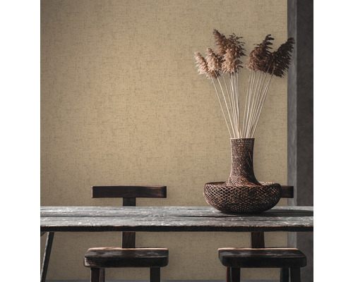 Scene met tafel, stoelen, decoratie en een gestructureerd behang