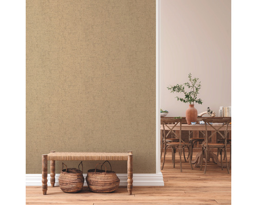 Scene met patroonbehang, bank met manden en zicht op een eetkamer