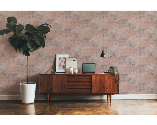 Decoratieve wandbekleding met vliesbehang met ornamenten in een kamer.