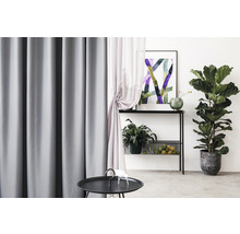Kamerzicht met gordijnen, console, decoratie en kamerplant