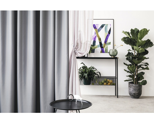 Kamerzicht met gordijnen, console, decoratie en kamerplant