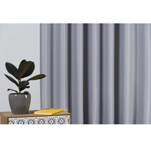 Decoratieve opstelling met gordijn, potplant en boek op een tafel