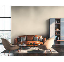 Woonkamer met leren bank, fauteuils, salontafels en boekenkast