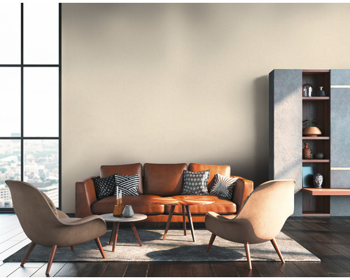 Woonkamer met leren bank, fauteuils, salontafels en boekenkast