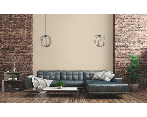 Woonkamer met bank, tafel en decoratie voor een bakstenen muur