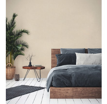 Slaapkamer met houten bed, bijzettafel, kamerplant en vloerkleed op houten vloer