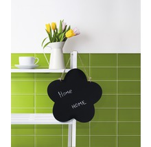 "Decoratieve scène met bloemen, beker en bloemvormig bord met de tekst ""Home"" op een plank voor groene tegels."