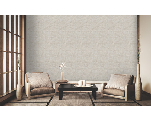 Woonkamer met textielbehang, fauteuils en tatami-matten voor een Aziatisch geïnspireerd interieur.