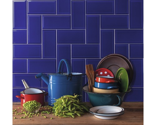 Keukenstilleven met blauwe tegels en kookgerei